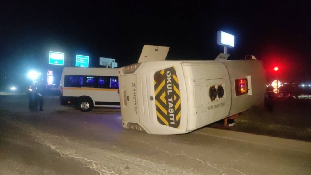 2 işçi servisi çarpıştı, ekipler çok sayıda yaralının yardımına koştu 4